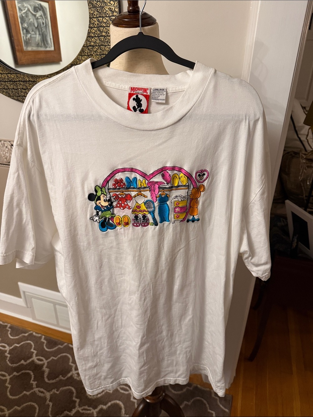 Never worn Minnie Mouse White T-Shirt vintage from Disney embroidered L-xl